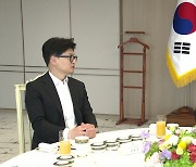 尹 "대표가 알아서"...한동훈 측 "당직자 일괄 사퇴해야"