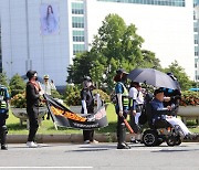 창원장애인단체 “권리보장 6대 요구안 수용하라” … 창원광장 돌며 행진