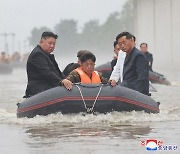 김정은, 이번에는 구명보트…수해현장에서 '애민' 선전