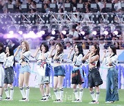 트와이스 '상큼함으로 축구장을 채우다'