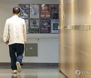 '페이닥터' 월급 벌써 반토막?…개원가에 전공의 8000명 쏟아졌다