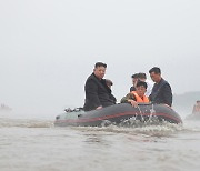 물에 잠긴 북한···고무보트 탄 김정은 ‘수심 가득’