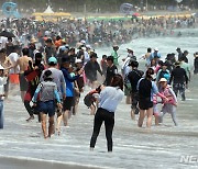 박형준 부산시장, 해운대 해수욕장 등 찾아 폭염 대비상황 점검