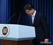 인사하는 김문수 고용노동부 장관 후보자