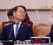 대화 나누는 이정식, 이상민 장관