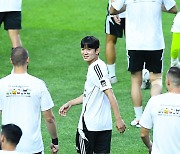 [ST포토] 토트넘 입단하는 양민혁, '꽃미남인데 축구도 잘한데'