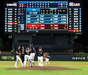 '28안타 30득점' 두산 미쳤다! 1위 KIA 상대 KBO 새 역사, 역대 한 경기 최다 득점-최다 점수 차 기록 경신