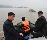 침수지역 돌아보는 북한 김정은