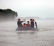 침수지역 돌아보는 북한 김정은