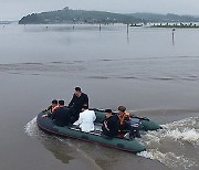 침수지역 돌아보는 북한 김정은