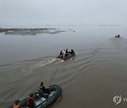 침수지역 돌아보는 북한 김정은