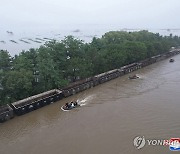 침수지역 돌아보는 북한 김정은