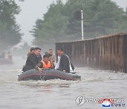 침수지역 돌아보는 북한 김정은