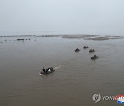 침수지역 돌아보는 북한 김정은