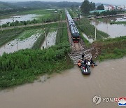 침수지역 돌아보는 북한 김정은