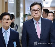 정무직 인선 발표, 입장하는 김문수 고용노동부 장관 후보자