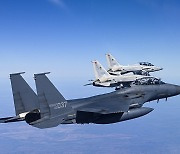 공군 F-15K, 필리핀 공군 FA-50PH와 호주 상공서 우정 비행