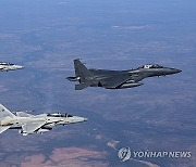 우정 비행하는 한국 공군 F-15K와 필리핀 공군 FA-50PH