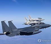 우정 비행하는 한국 공군 F-15K와 필리핀 공군 FA-50PH