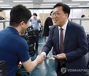 기자들과 인사 나누는 김병환 금융위원장