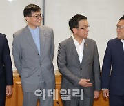 [포토]거시경제금융회의 첫 참석한 김병환 금융위원장과 환담 나누는 경제수장들