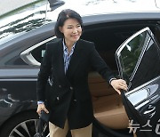 출근하는 이진숙 방송통신위원장