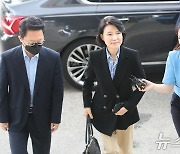 출근하는 이진숙 방송통신위원장