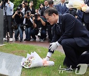 김영호 통일부 장관, 기림비에 헌화