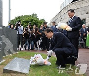 기림비에 헌화하는 김영호 장관