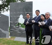 오두산 통일전망대에 설치된 북한이탈주민의 날 기념 조형물