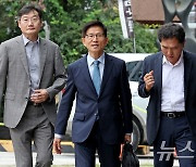 사무실로 출근하는 김문수 고용노동부 장관 후보자