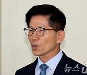 출근하며 취재진 만난 김문수 고용노동부 장관 후보자