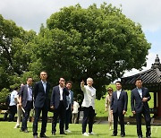 홍천군청 여하정 둘러보는 유인촌 장관