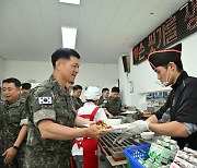 배식 받는 이영수 공군참모총장