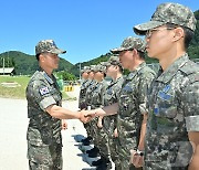 장병들 격려하는 이영수 공군참모총장