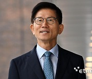 첫 출근하는 김문수 고용노동부 장관 후보자