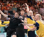 Korean women's handball falls 27-21 to Sweden, endangering quarterfinals shot