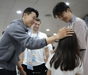 기성용♥한혜진 딸 시온, 손흥민 만났다…“아빠 엄마 닮은 우월 기럭지”