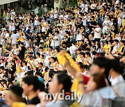 [MD포토] 한여름 무더위에도 야구장을 가득 메운 팬들