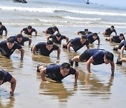 체력단련 하는 귀성부대 특전대원