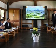 이용록 홍성군수 등과 간담회 하는 유인촌 장관