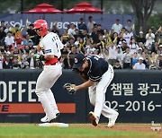 '투수 실책' 2루 진루하는 박찬호