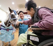 마사회, 서울요양원 후원 물품 전달과 홀스테라피 봉사 [경마]