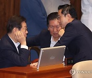 정청래·박성준과 대화하는 이재명