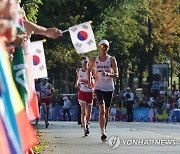 최병광, 태극기 응원 받으며