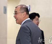 의대교수들 "'의평원 평가 거부' 홍원화 총장 탄핵해달라"