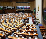 '이진숙 탄핵안 먼저 심의' 본회의 통과