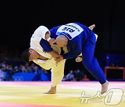 '세계 1위' 男유도 100kg+ 김민종, 허벅다리걸기 절반으로 4강행[올림픽]