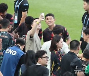 축구팬 만난 김민재