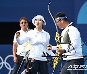 [포토] 김우진 텐 명중, 환호하는 임시현